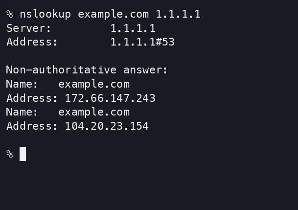 nslookup vraagt example.com op via 1.1.1.1 en krijgt twee IP-adressen terug.