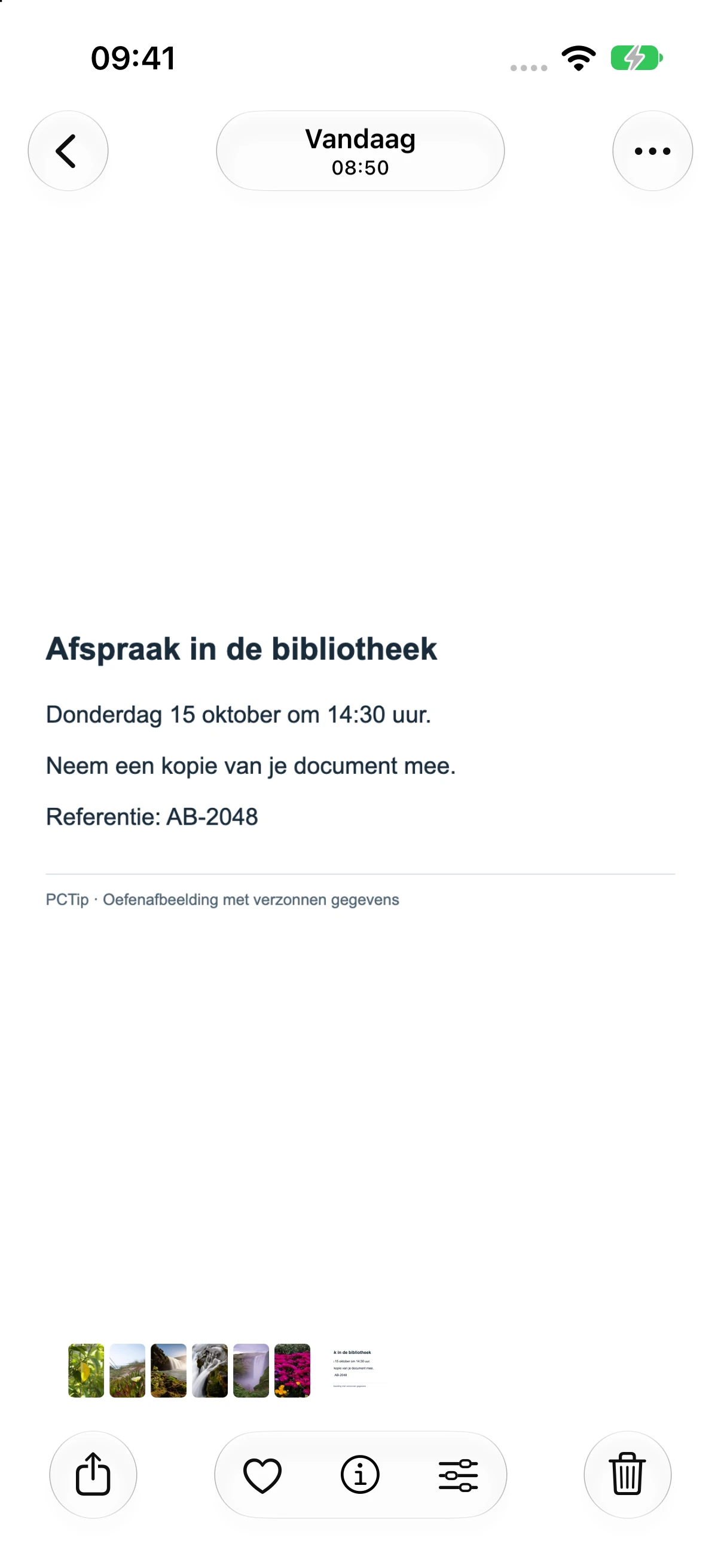 Foto’s op een iPhone met de geopende oefenafbeelding over een bibliotheekafspraak.